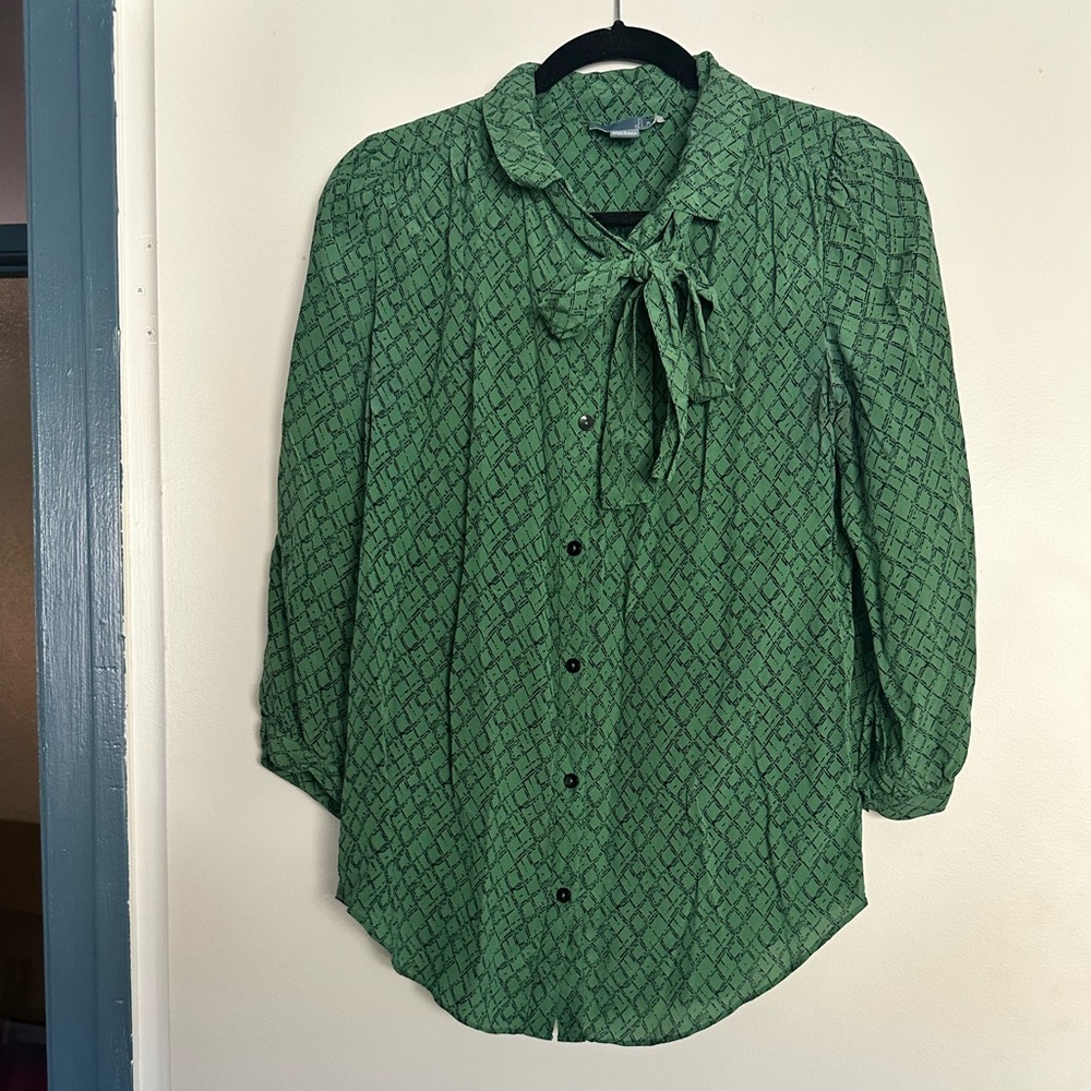 Anthropologie lil silk Green Patterned Women's Top with tie sz 4